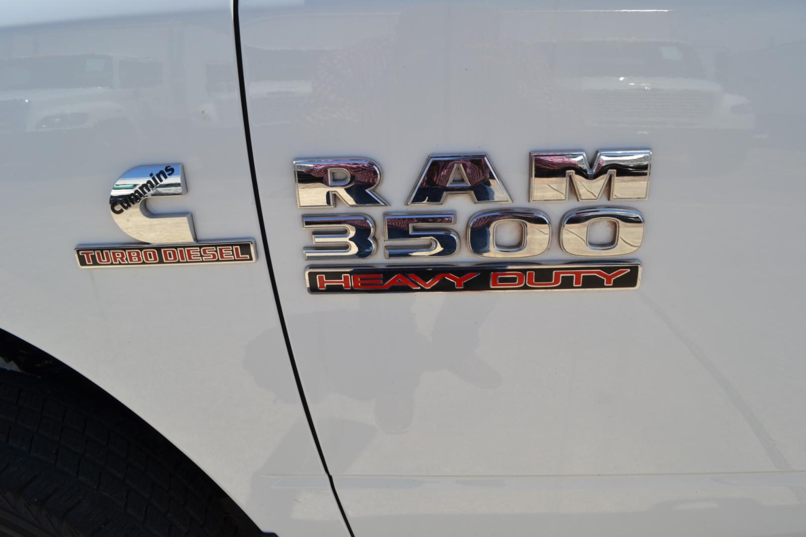 2018 WHITE /GRAY RAM 3500 with an CUMMINS 6.7L TURBO DIESEL engine, AISIN A465 6SPD AUTOMATIC transmission, located at 9172 North Fwy, Houston, TX, 77037, (713) 910-6868, 29.887470, -95.411903 - Photo#17